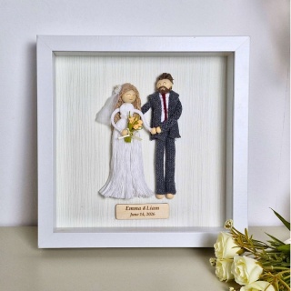 Personalizowana Pamiątka Ślubna w białej gablotce prezent na ślub z laleczkami z makramy