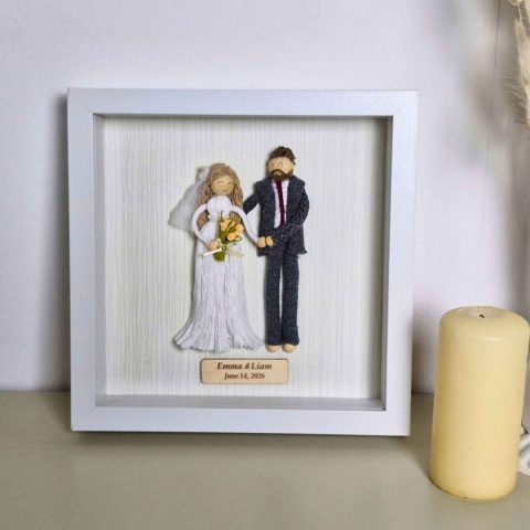 Personalizowana Pamiątka Ślubna w białej gablotce prezent na ślub z laleczkami z makramy