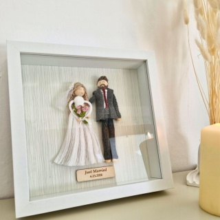 Personalizowana Pamiątka Ślubu w białej gablotce, laleczki makramowe na prezent